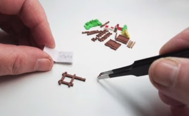 Art'ccompli a réalisé en miniature notre chalet en bois … à découvrir un superbe travail de précision !