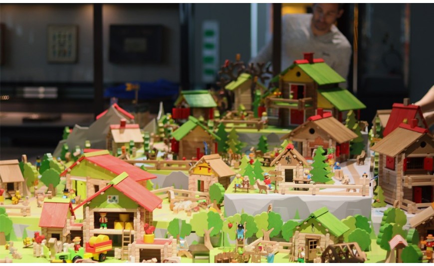 JEUJURA s'invite au Musée du Jouet avec un diorama grand format JEUJURA s'invite au Musée du Jouet avec un diorama grand format
